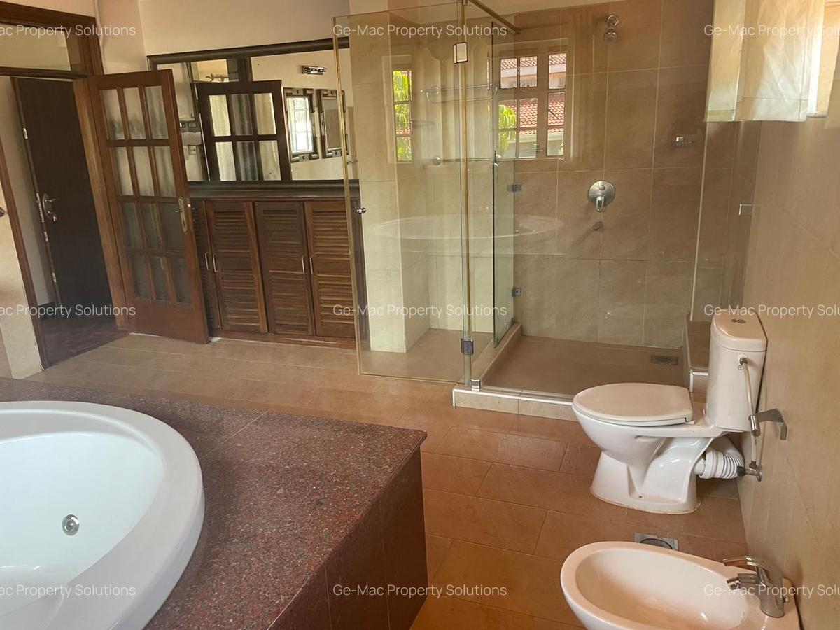 5 Bed House with En Suite in Runda - 11