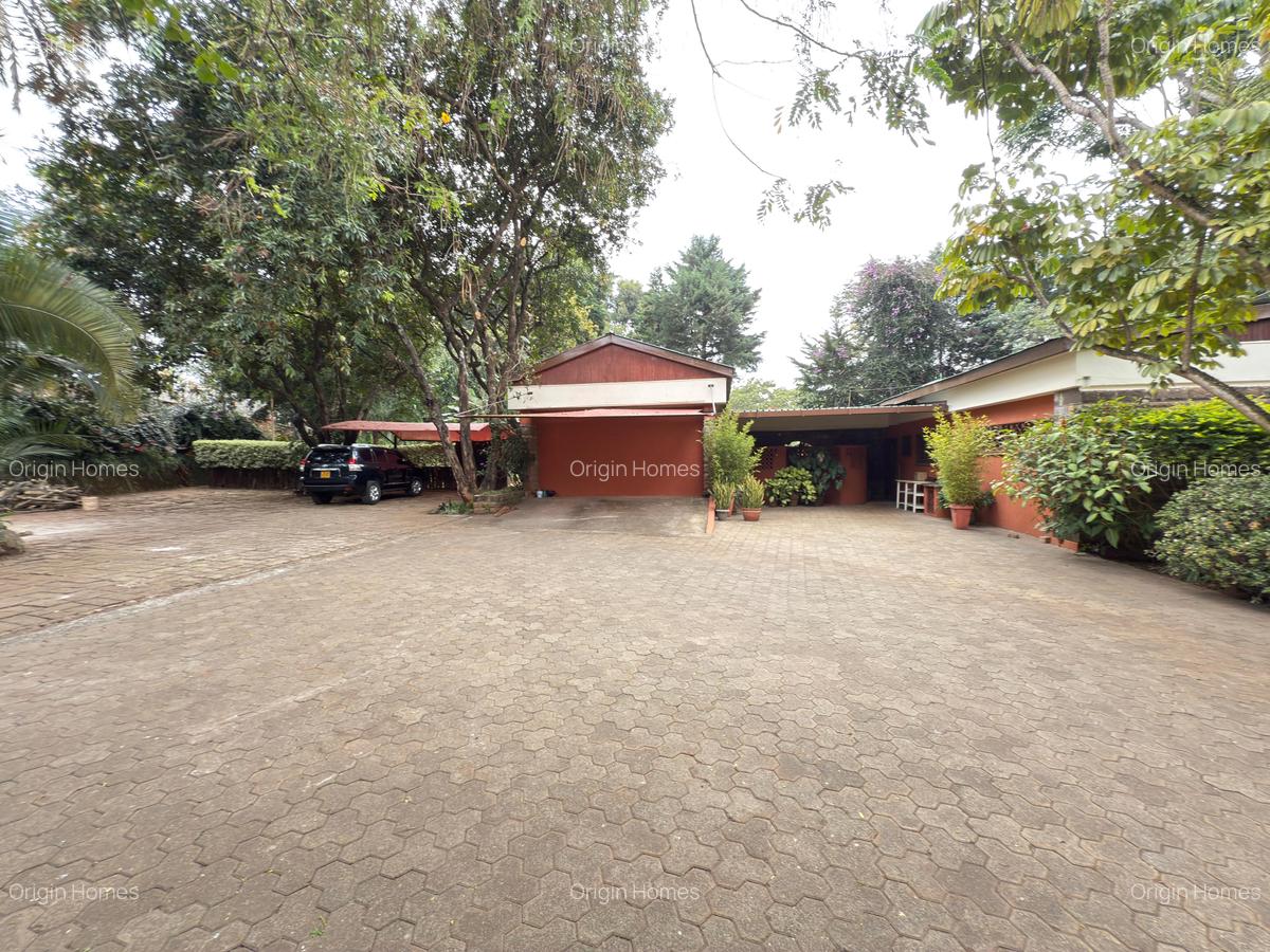 4 Bed House with En Suite in Lavington - 17