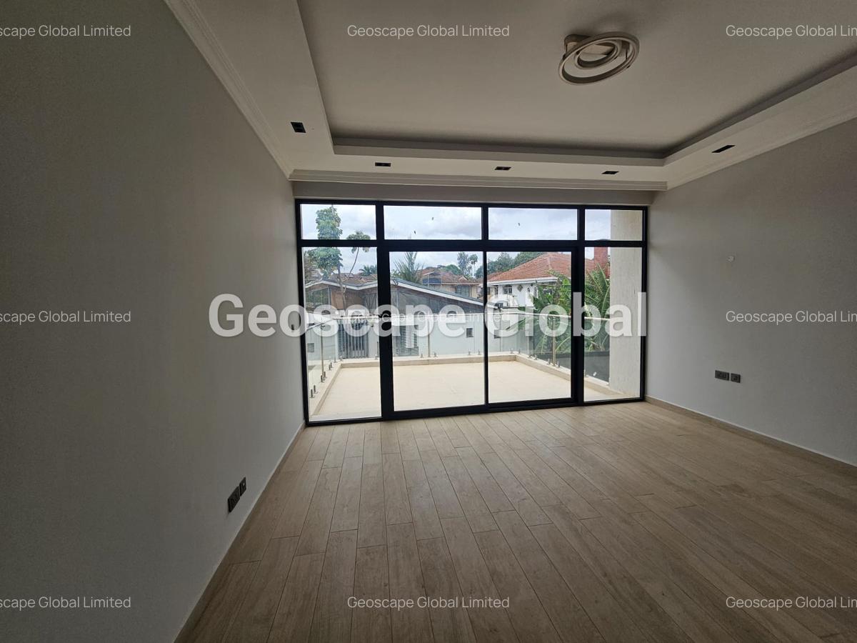 5 Bed House with En Suite in Lavington - 11