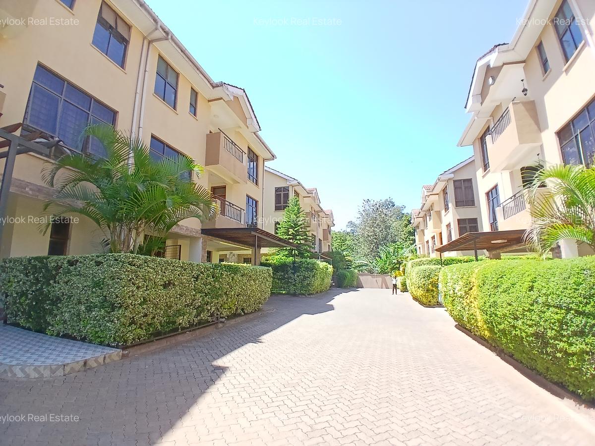5 Bed Townhouse with En Suite at Lavington - 1
