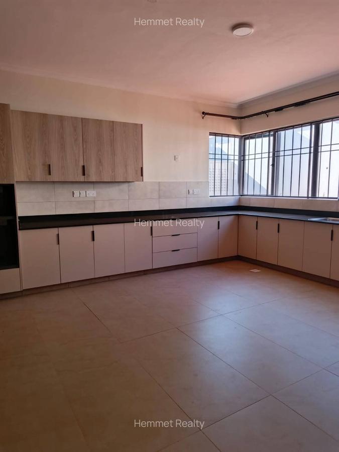 6 Bed House with En Suite in Loresho - 3