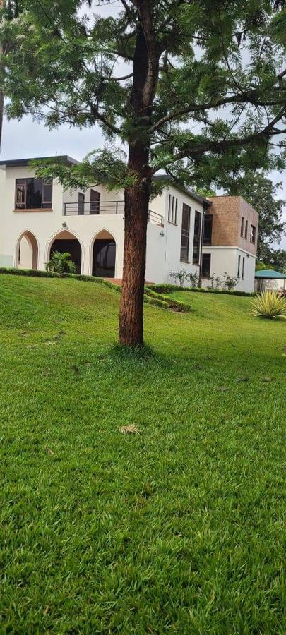 5 Bed House with En Suite in Runda - 1