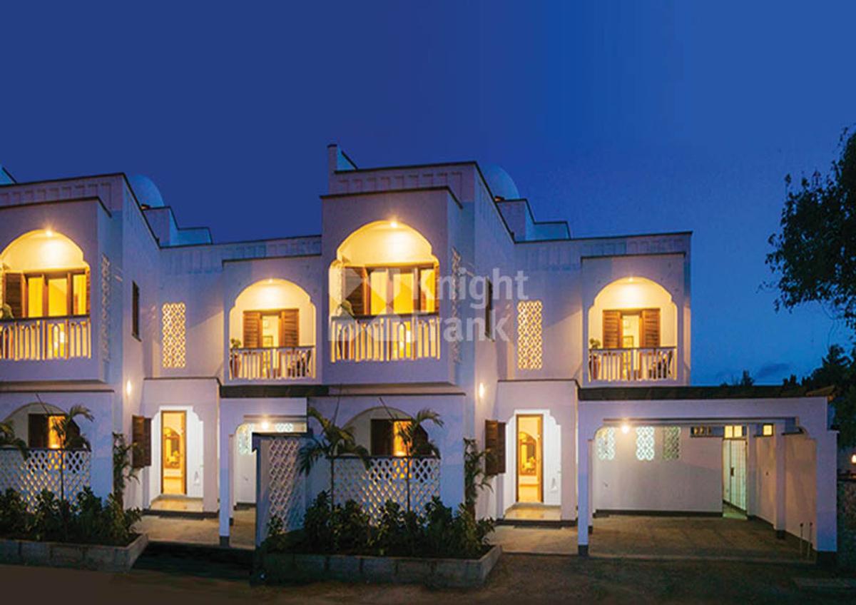 4 Bed House with En Suite at Lantana Coral Drive - 1