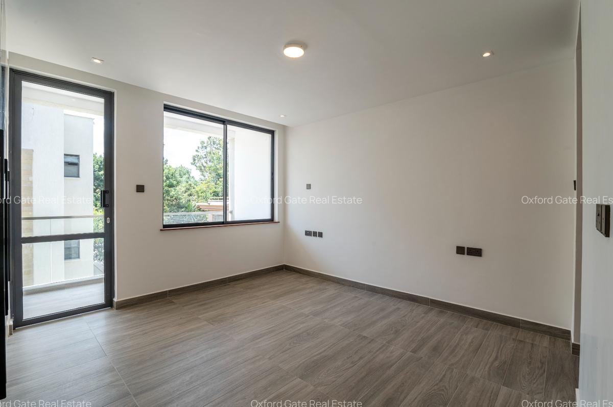 5 Bed Townhouse with En Suite at Lavington - 2