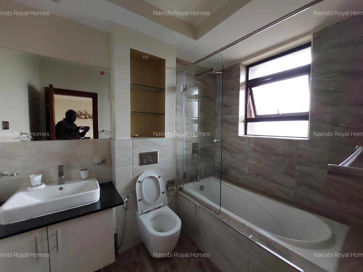 3 Bed Apartment with En Suite at Riverside Drive - 17