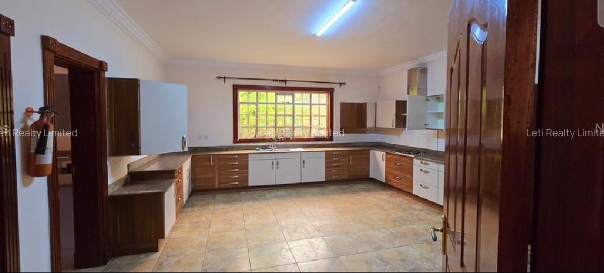 5 Bed Townhouse with En Suite in Lavington - 6