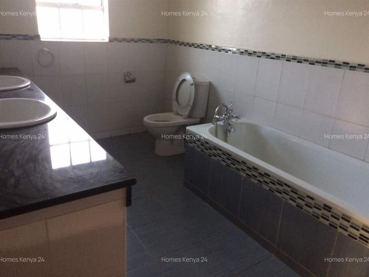 5 Bed House at Rosslyn Lone Tree - 16