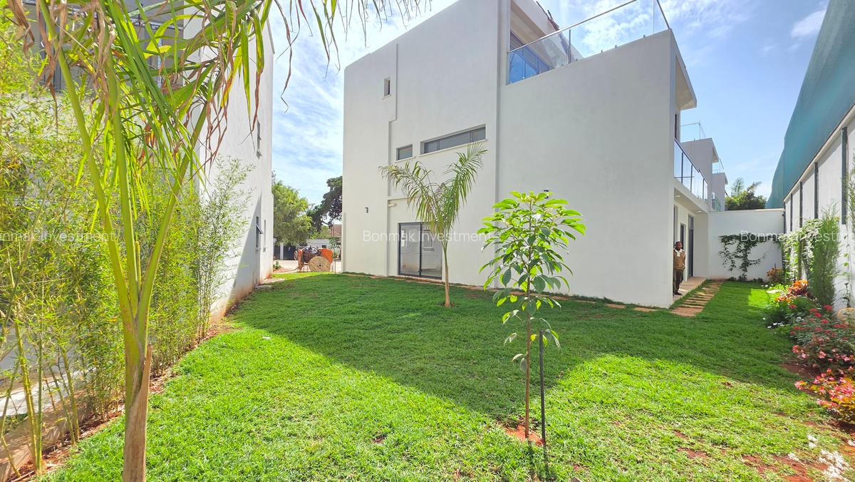 5 Bed Townhouse with En Suite at Lavington Green - 3