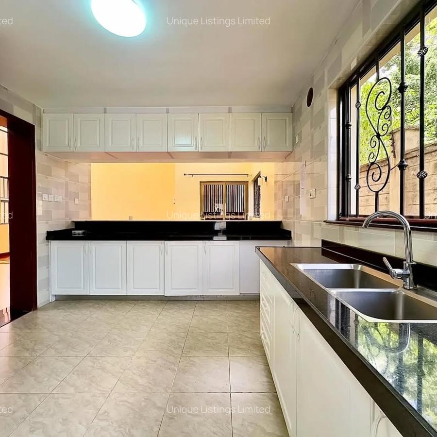 5 Bed Townhouse with En Suite in Lavington - 4