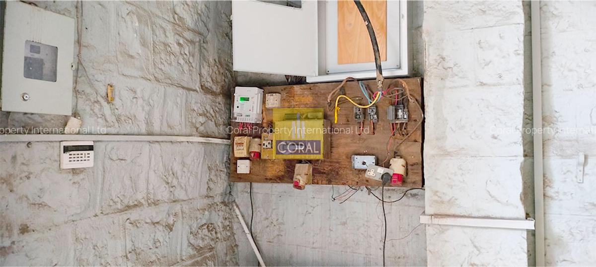 5,000 ft² Warehouse in Industrial Area - 7