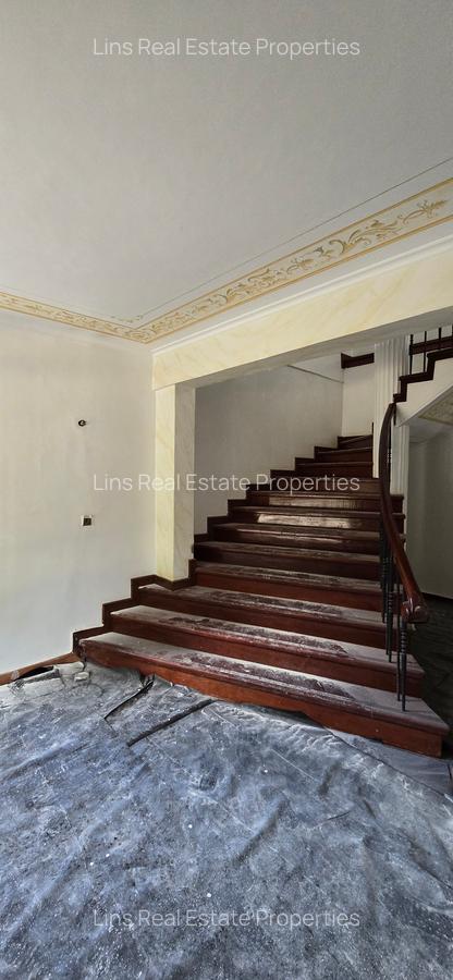 6 Bed House with En Suite in Lavington - 13