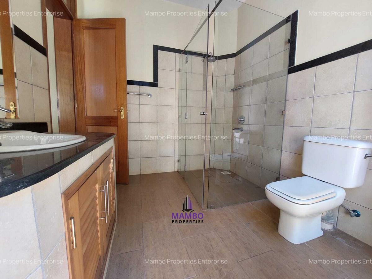 4 Bed House with En Suite at Eagle Park - 14