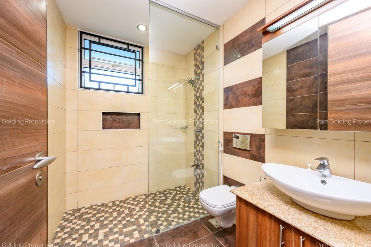 4 Bed Apartment with En Suite at Greenwood Drive - 19