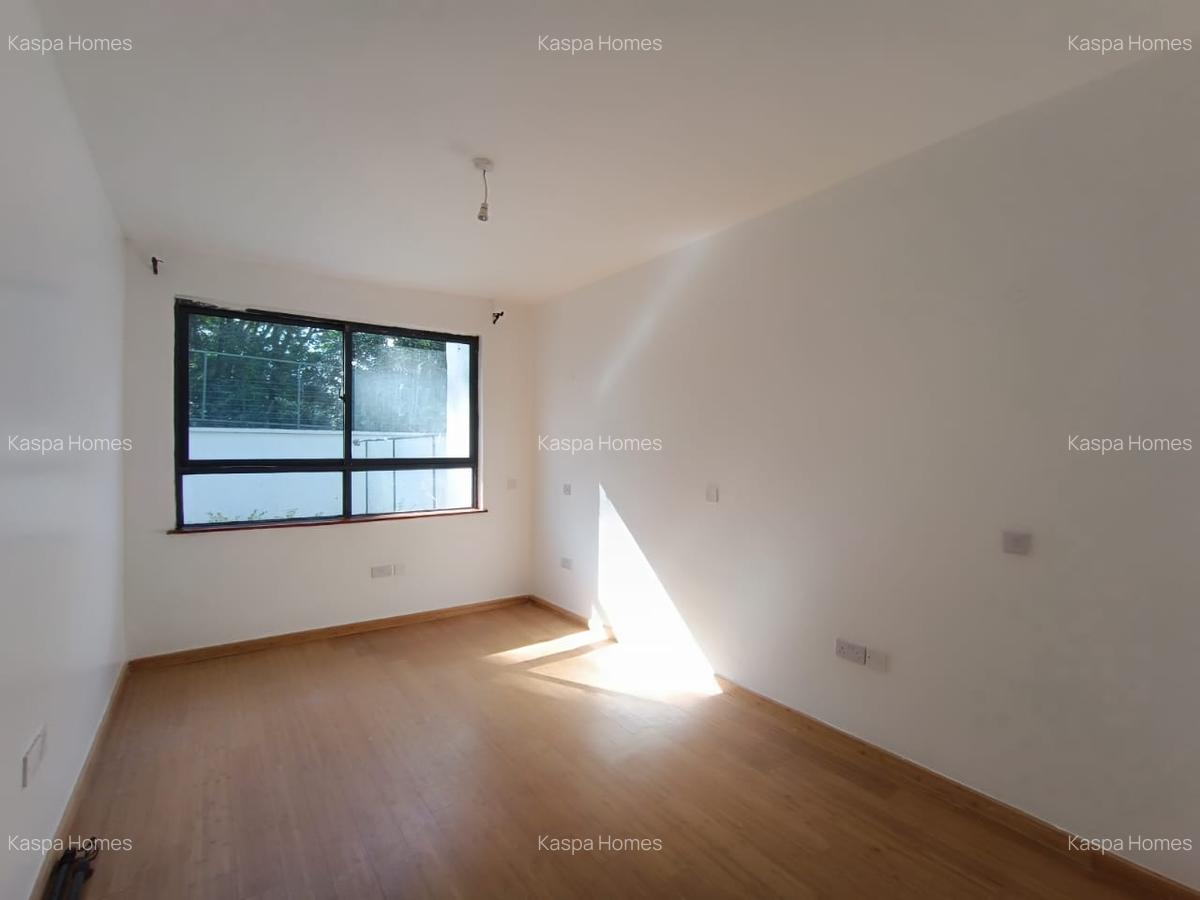 5 Bed House with En Suite in Lavington - 15