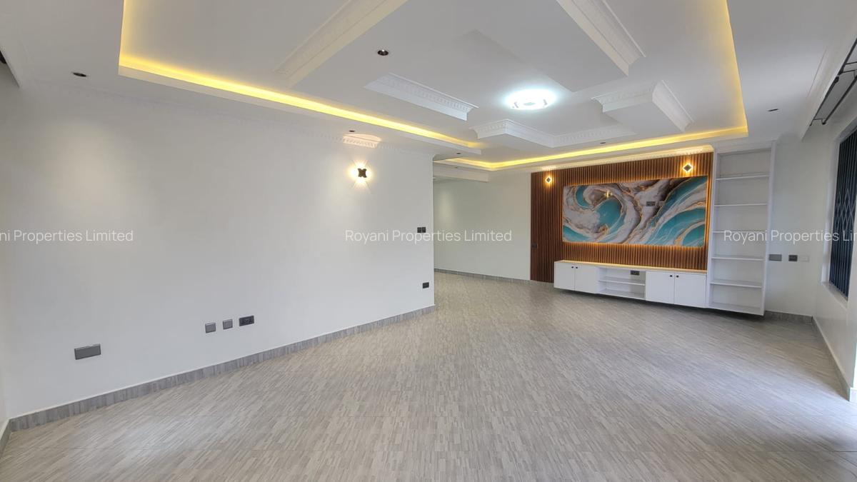 6 Bed House with En Suite in Membley - 1