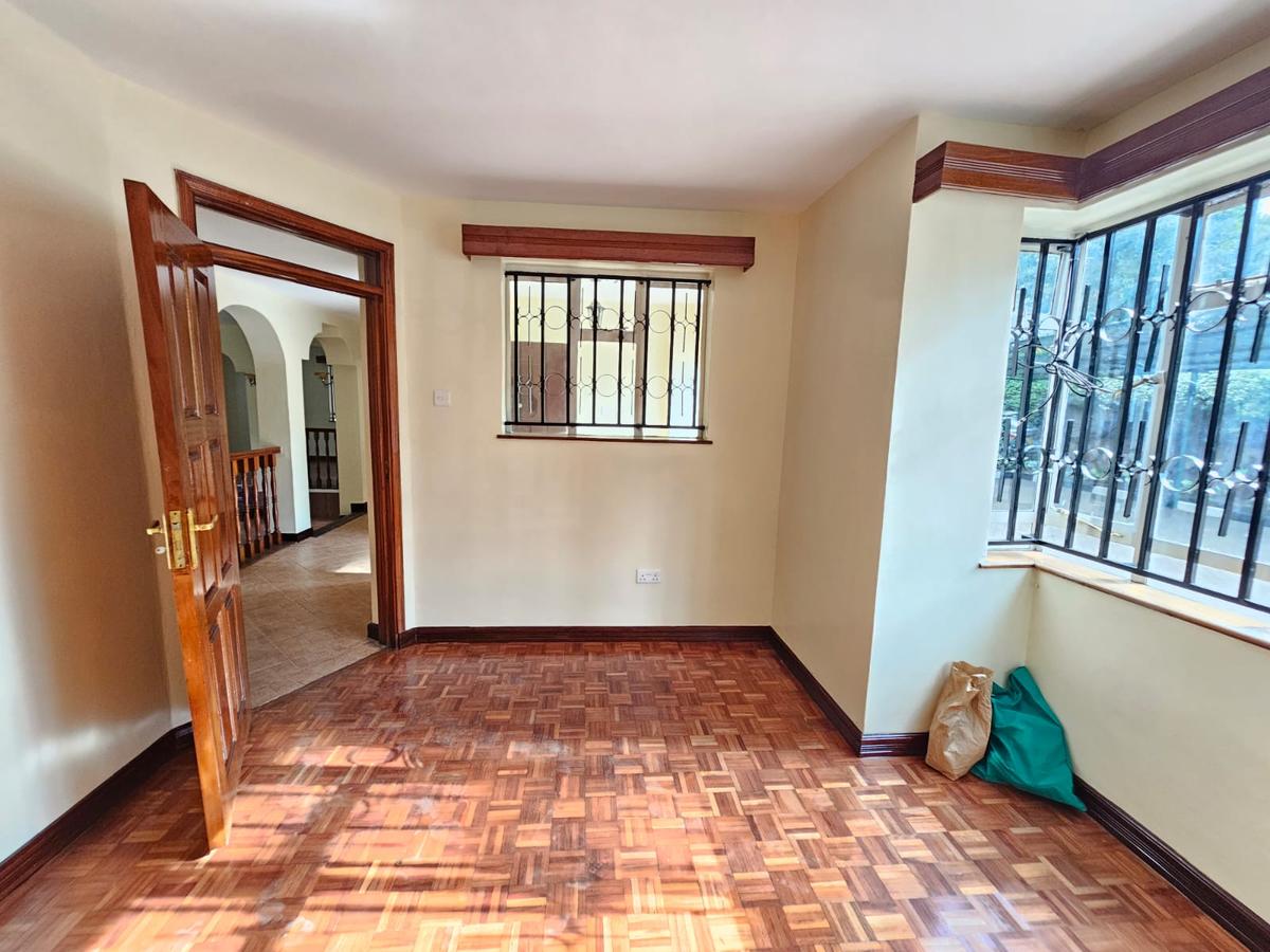 5 Bed House with En Suite in Lavington - 16