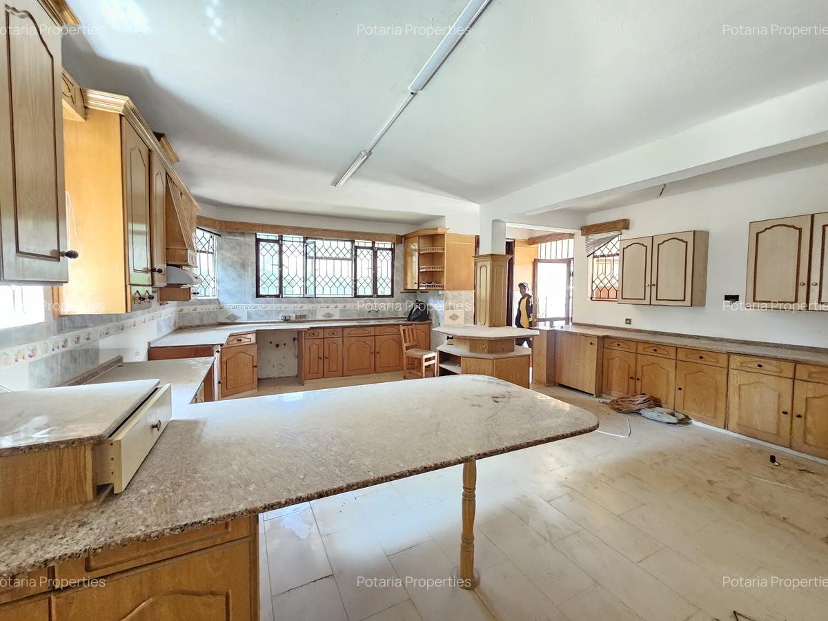 5 Bed House with En Suite in Runda - 7