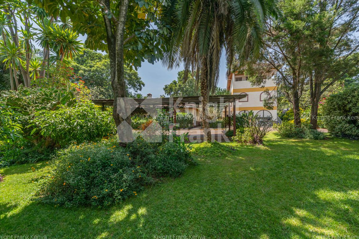 10 Bed House with Garden at Rosslyn Lone Tree - 2