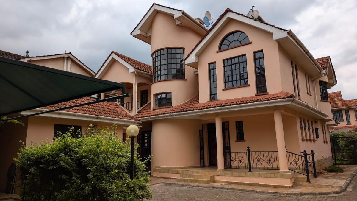 5 Bed Townhouse with En Suite at Lavington - 2