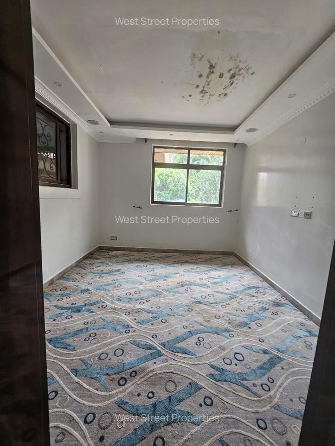 6 Bed Townhouse with En Suite at Lavington - 16