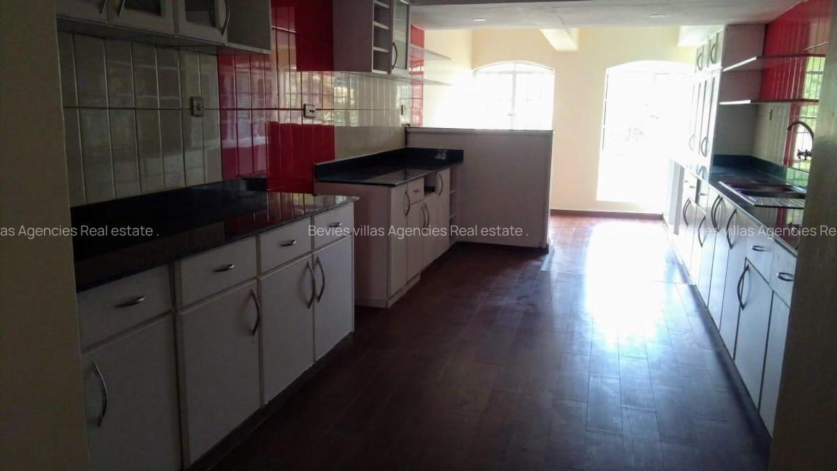 5 Bed Townhouse with En Suite at Lavington - 2