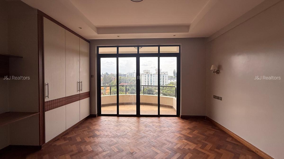 3 Bed Apartment with En Suite in Riverside - 10