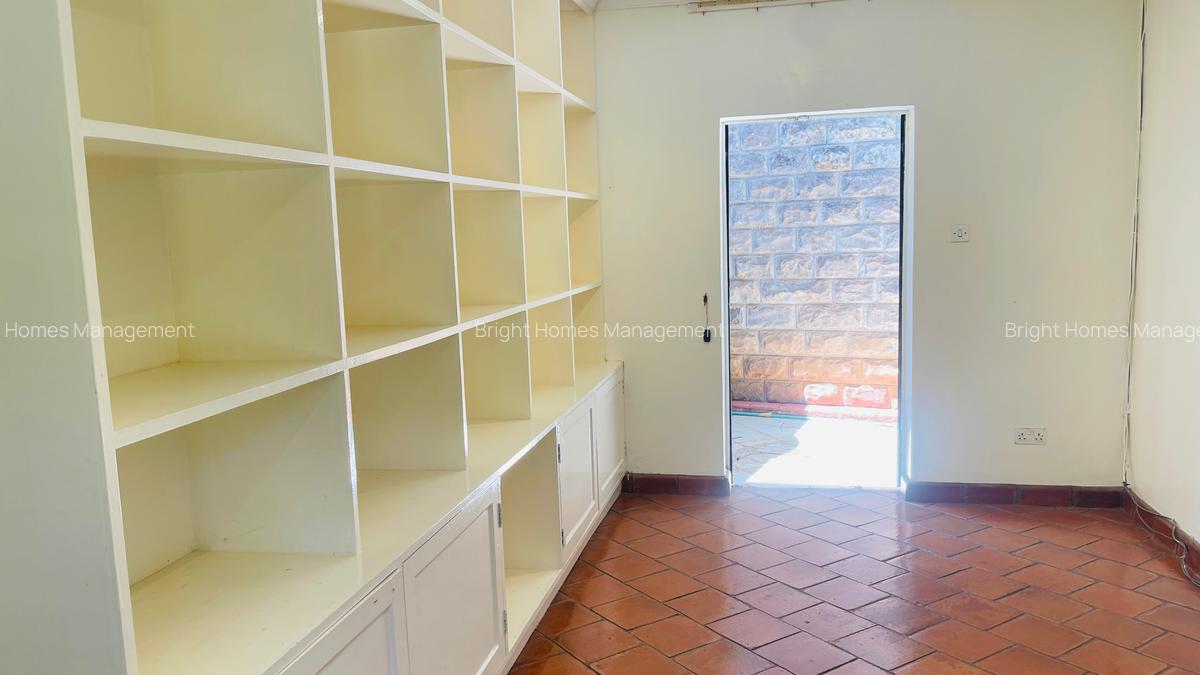 5 Bed House with En Suite in Lavington - 17