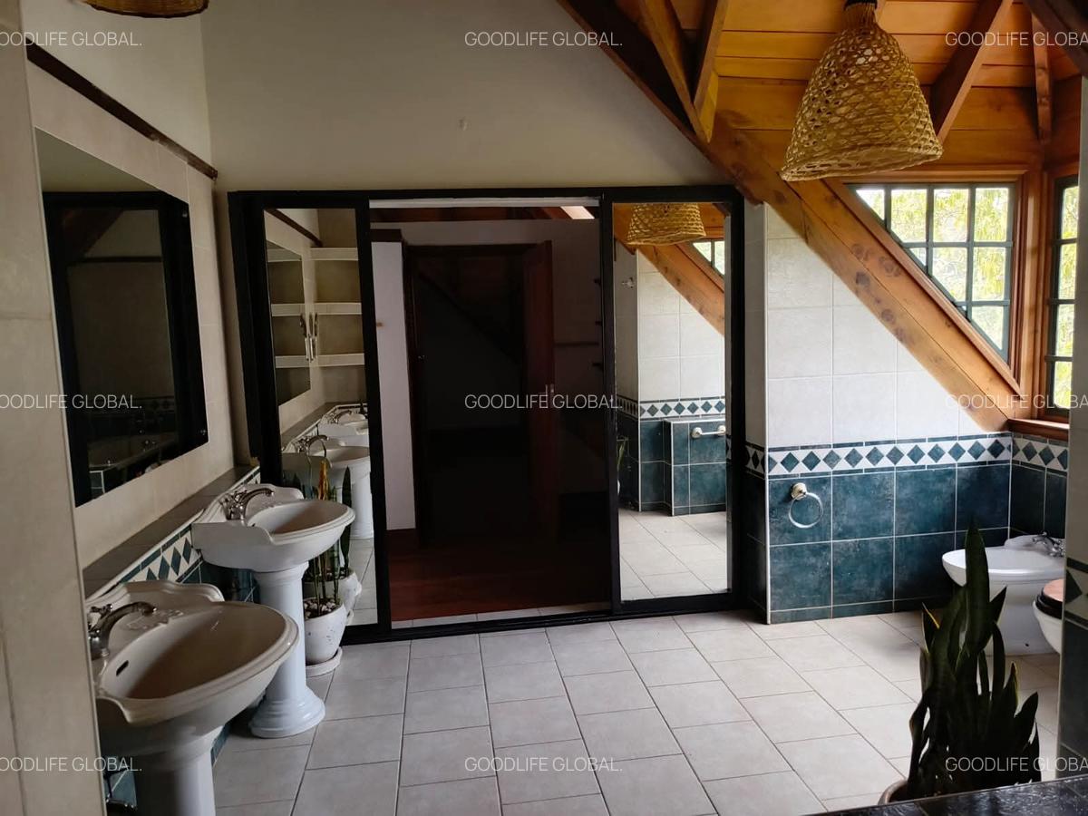 4 Bed House with En Suite at Ridgeways - 17