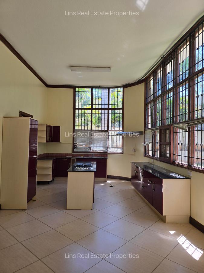4 Bed House with En Suite in Hill View - 10