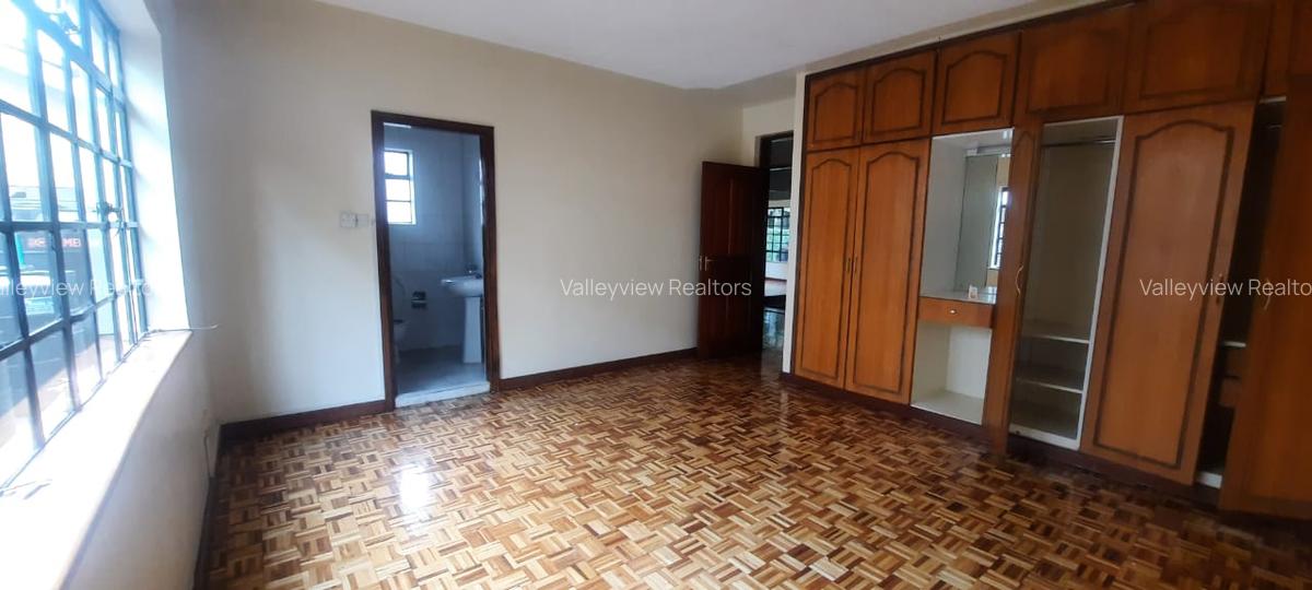 4 Bed Townhouse with En Suite at Lavington - 6