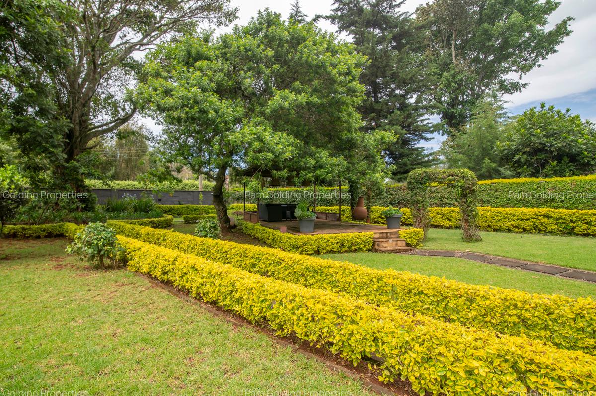 5 Bed House with En Suite in Runda - 14