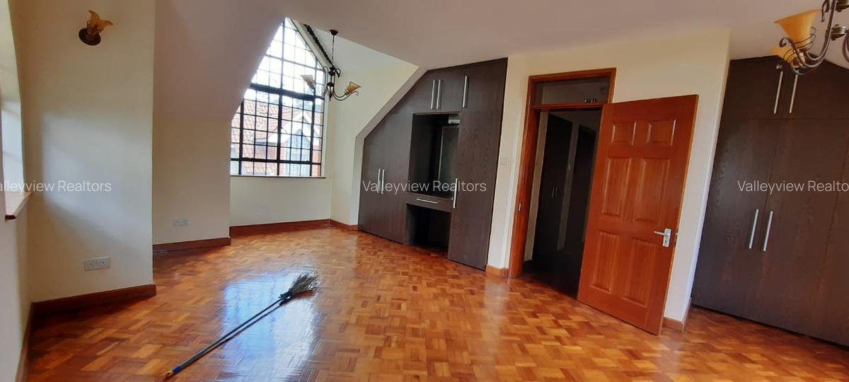 4 Bed Townhouse with En Suite at Lavington - 20