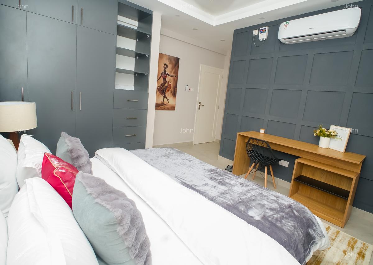 Serviced 2 Bed Apartment with En Suite at 1St Ave - 8