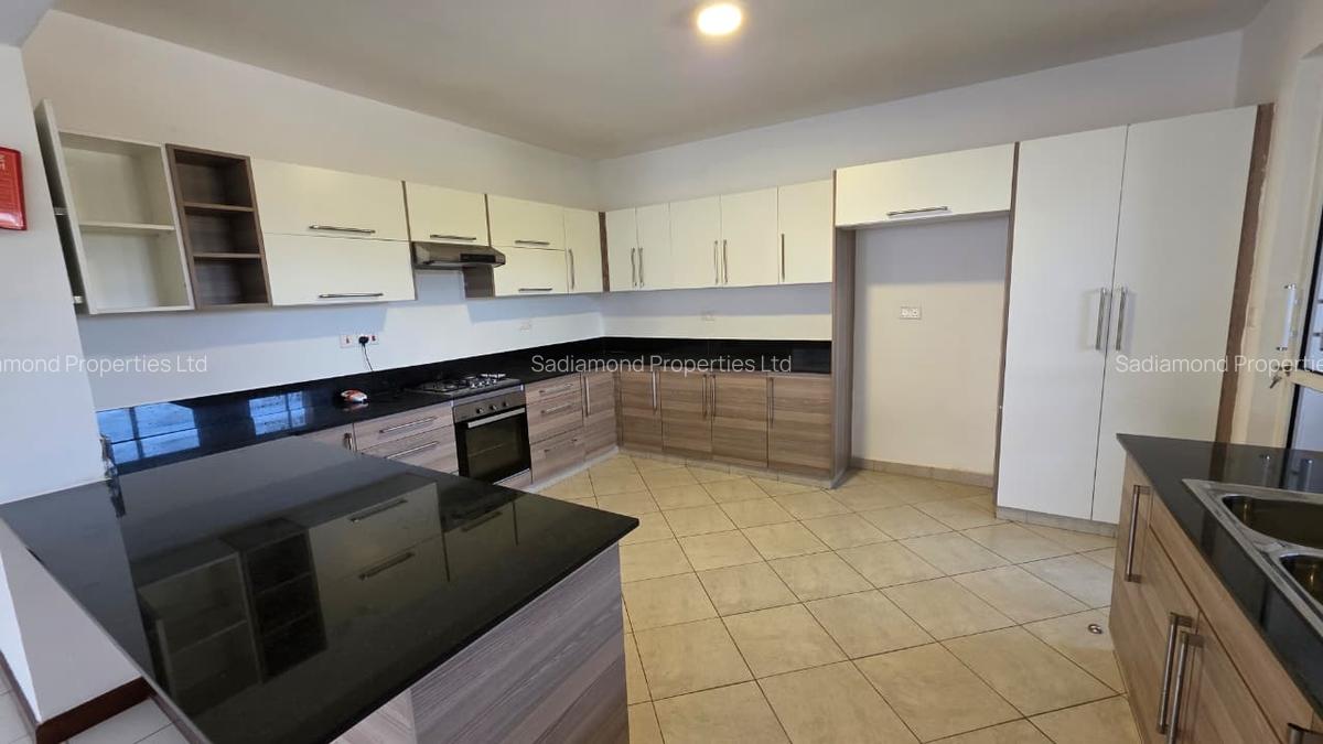 2 Bed Apartment with En Suite in Brookside - 4