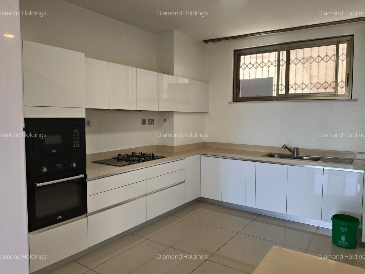 3 Bed Apartment with En Suite at Parklands - 5