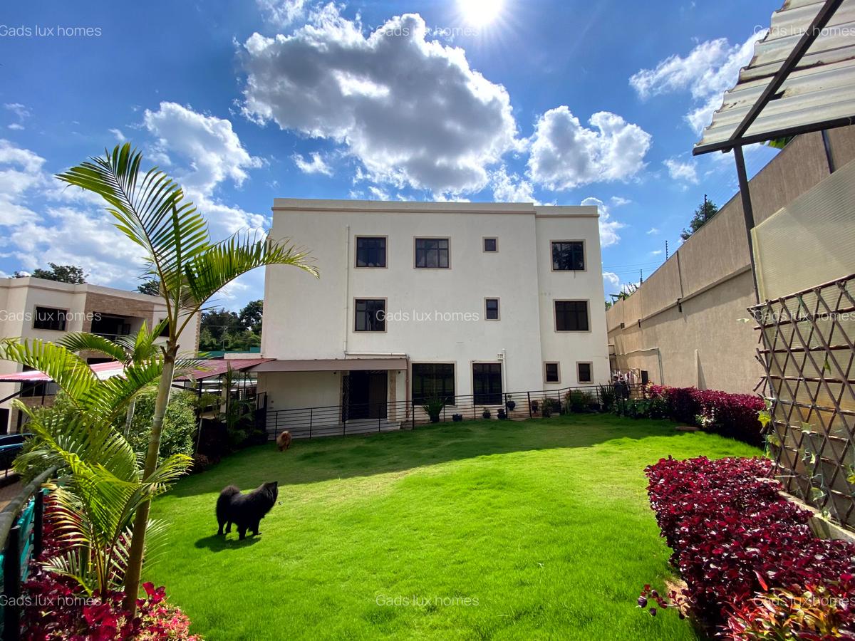 5 Bed Villa with En Suite at Spring Valley - 1