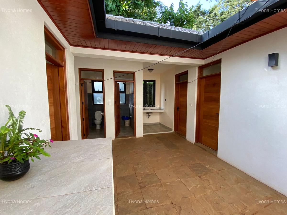 5 Bed House with En Suite in Runda - 11