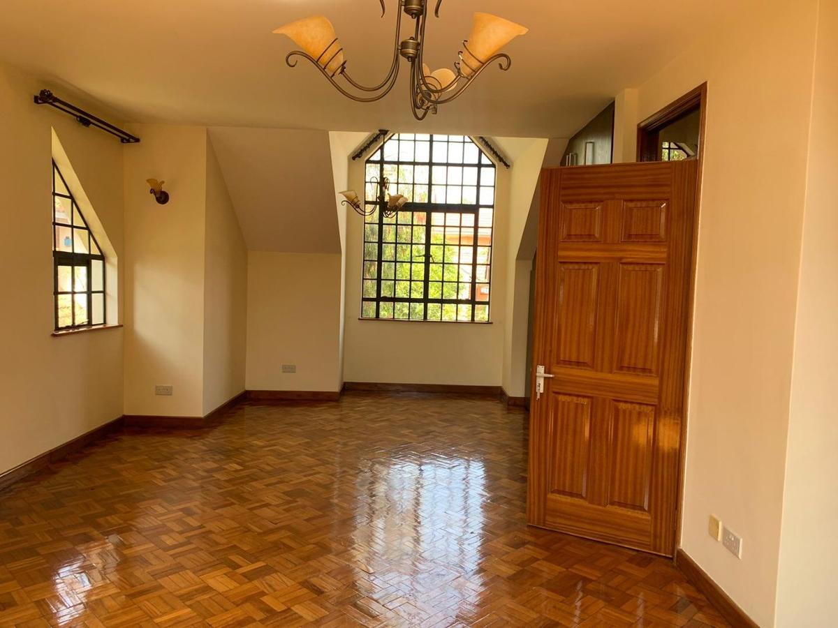 4 Bed Townhouse with En Suite at Lavington - 5