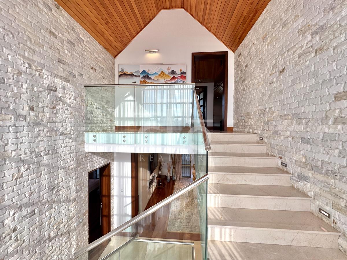 5 Bed House with En Suite in Runda - 20