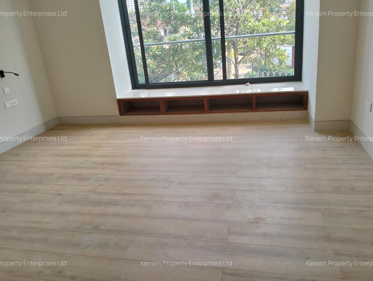 5 Bed Townhouse with En Suite in Brookside - 10