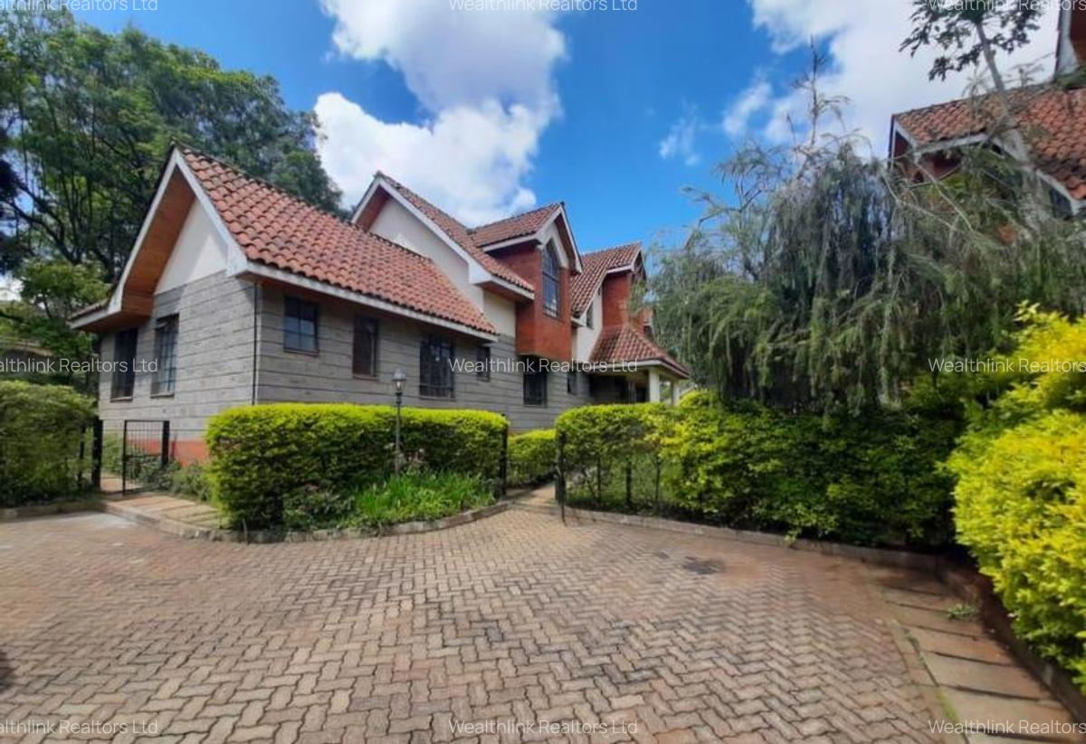 4 Bed Townhouse with En Suite at Lavington - 2