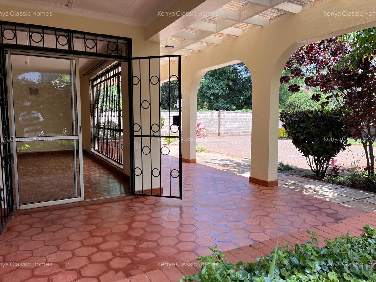 4 Bed House with En Suite at Mountain View - 9