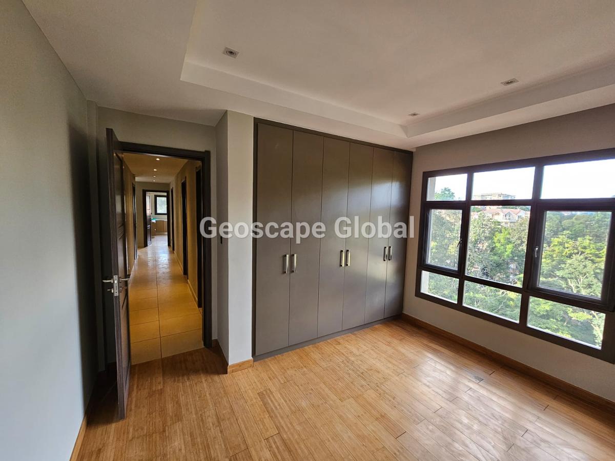 3 Bed Apartment with En Suite in Riverside - 3