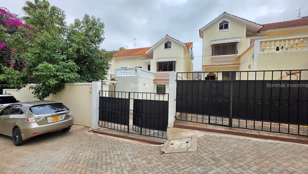 4 Bed Townhouse with En Suite at Lavington Green. - 1