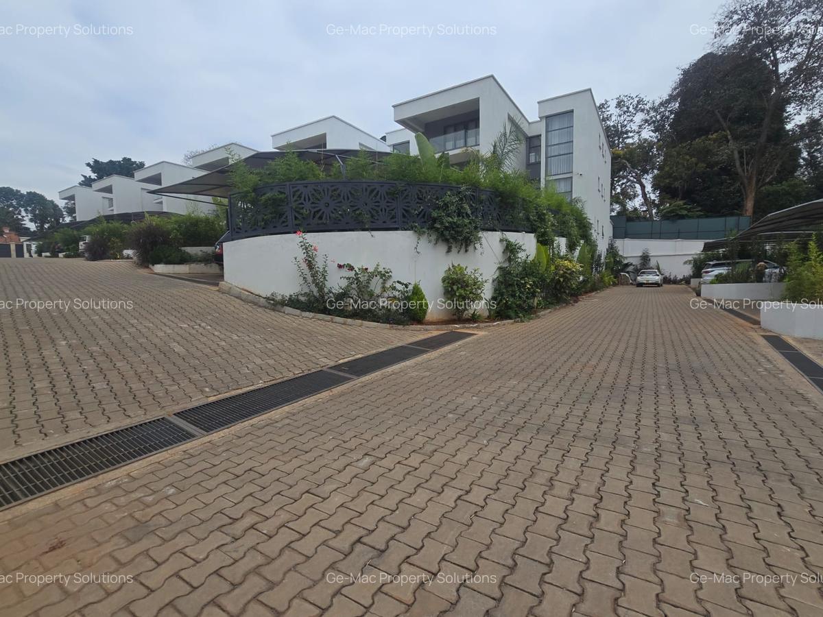 5 Bed House with En Suite in Lavington - 11
