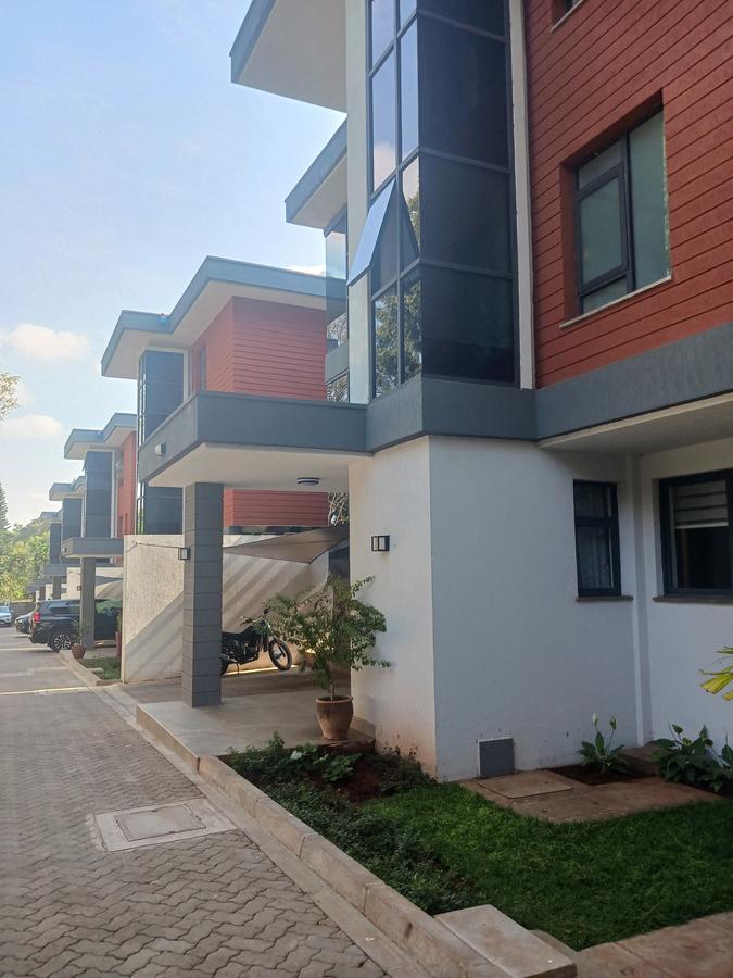 5 Bed Townhouse with En Suite at Lavington - 1