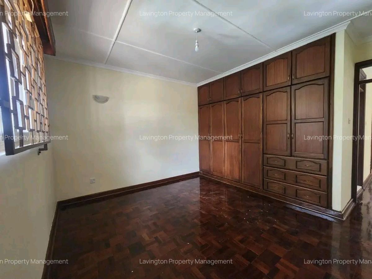 5 Bed House with En Suite at Lavington Green - 10