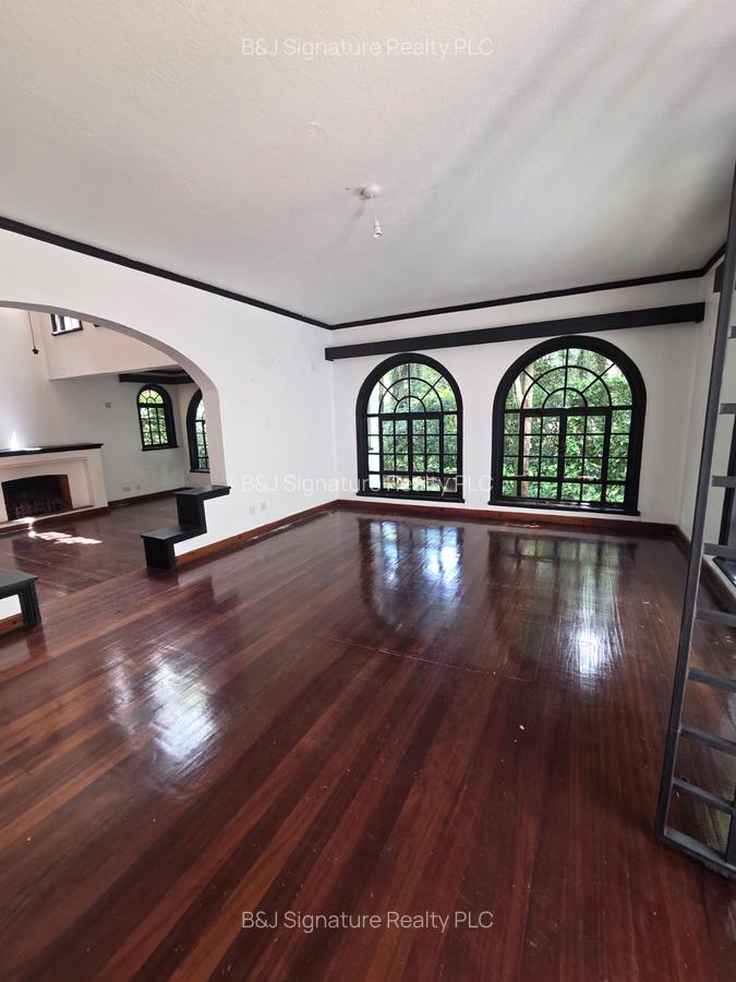 4 Bed Villa with En Suite in Riverside - 2