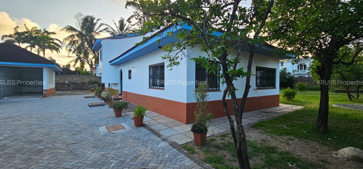 4 Bed House with En Suite at Hs99 - 8