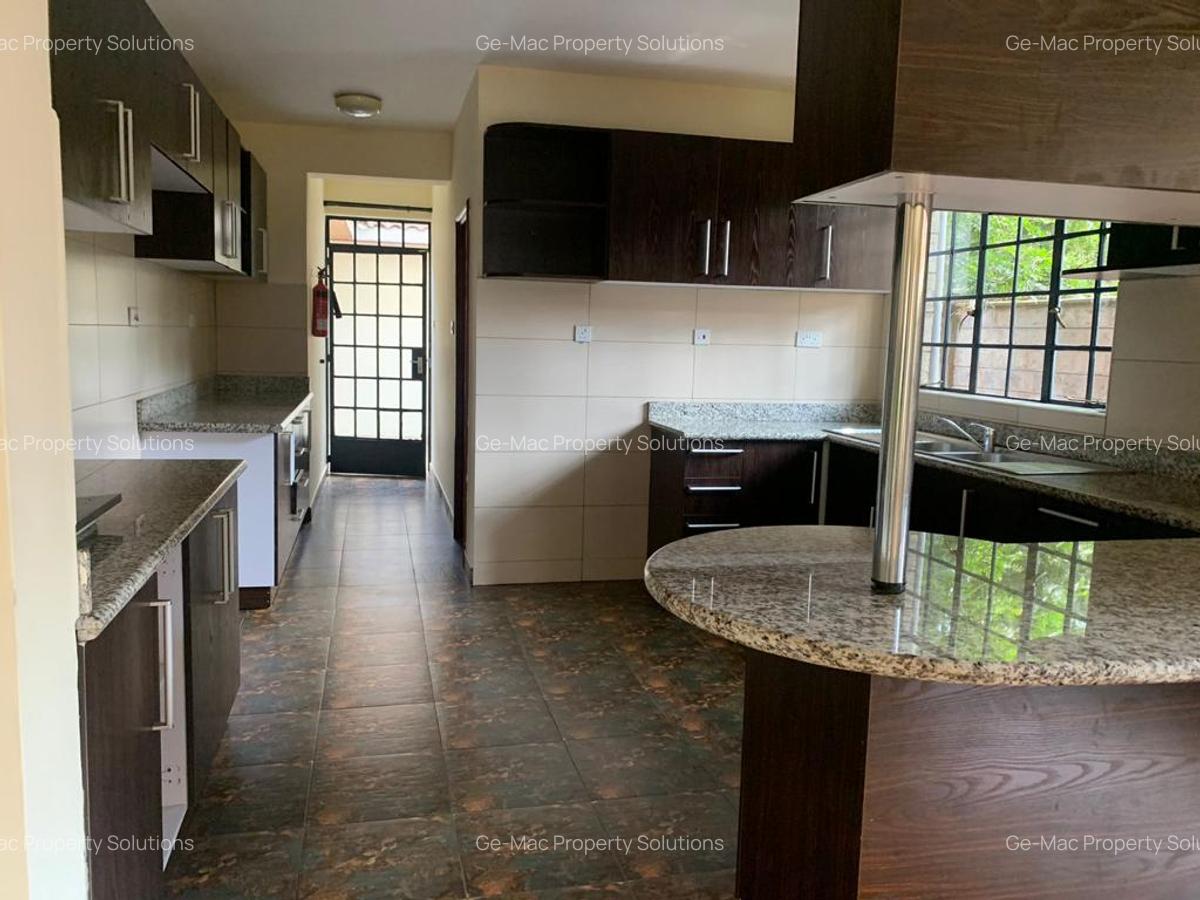 5 Bed House with En Suite in Lavington - 4